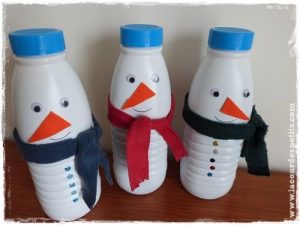 Des bonhommes de neige bricolés avec des bouteilles en plastique