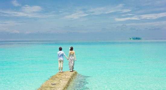 couple au bord de la mer eau turquoise