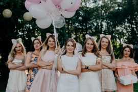 femmes en robe avec ballons et serre tête avec oreilles de chat