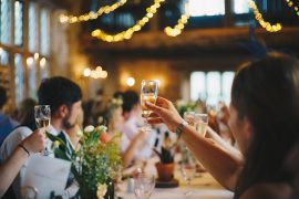 Des invités en train de porter un toast avec du champagne