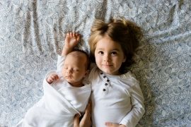 Bébé allongé à côté de son grand frère