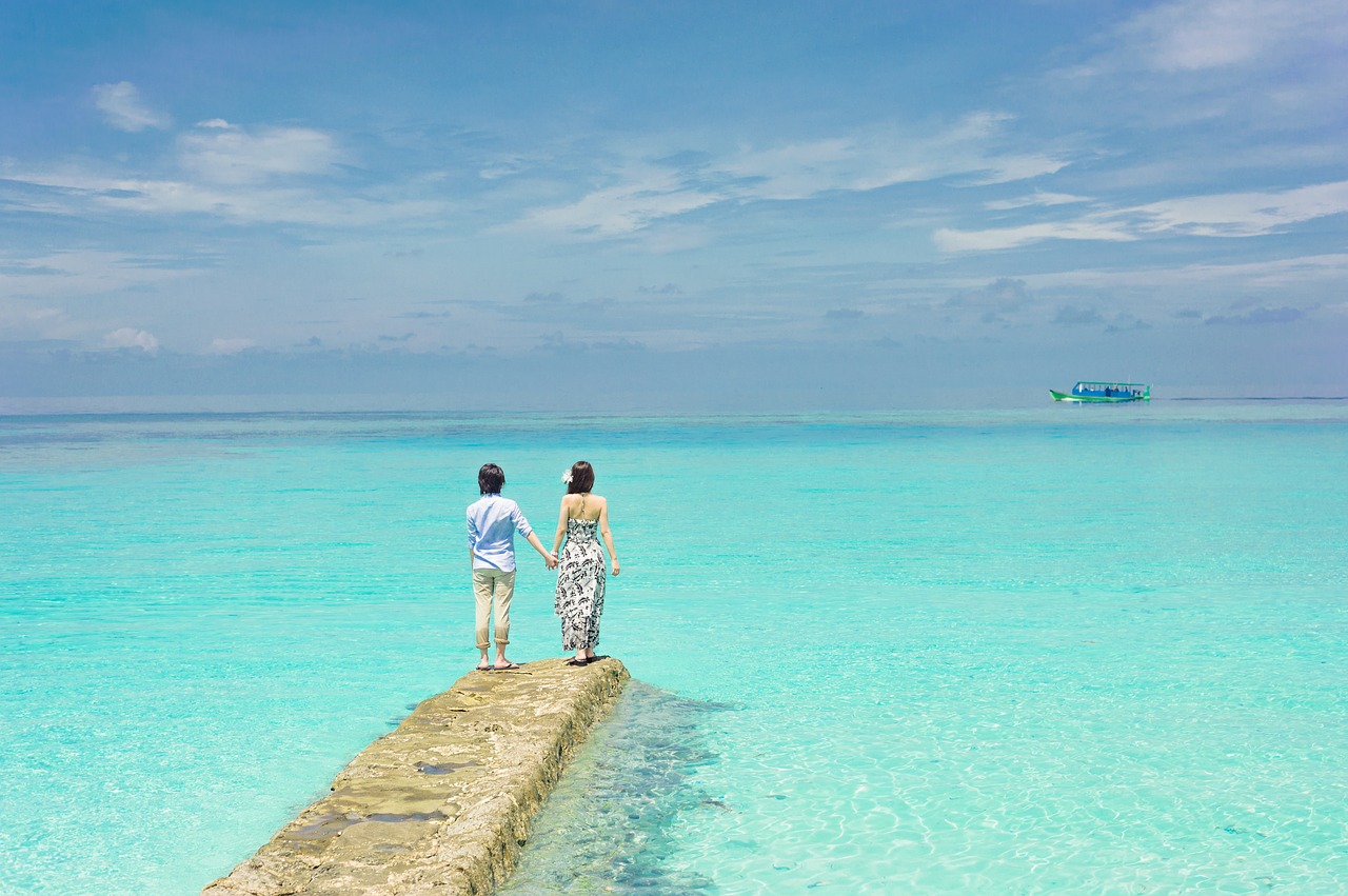 couple au bord de la mer eau turquoise