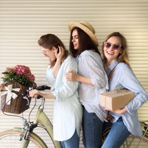 3 femmes avec vélo
