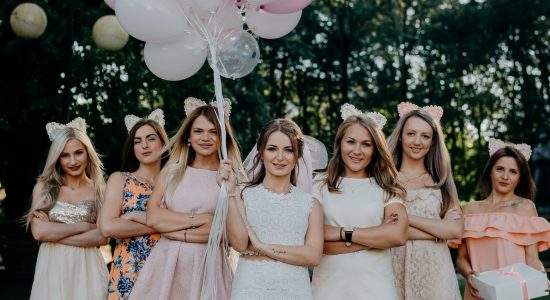 femmes en robe avec ballons et serre tête avec oreilles de chat