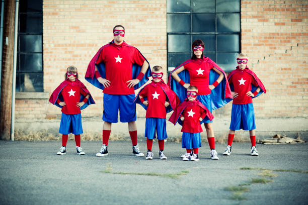 Famille déguisée en super-héros costumes assortis pour Carnaval