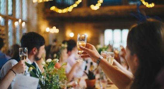 Des invités en train de porter un toast avec du champagne