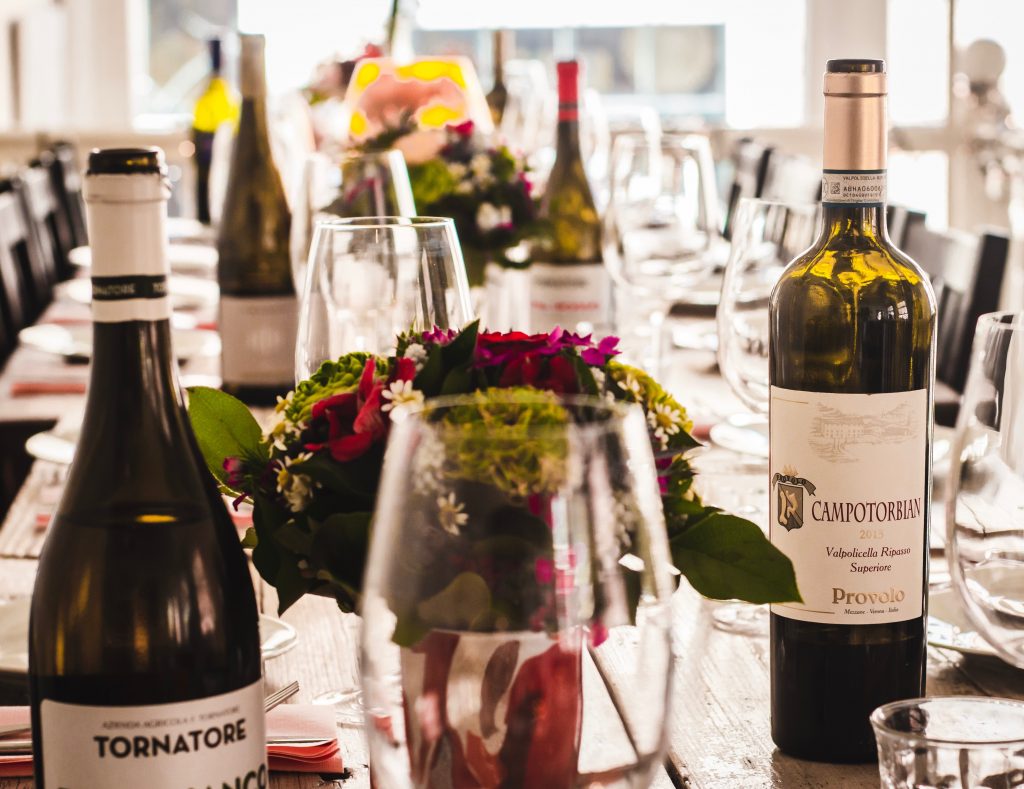 Une table de mariage avec des bouteilles de vin