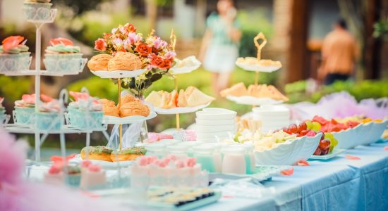 table rempli de gâteaux et de bonbons